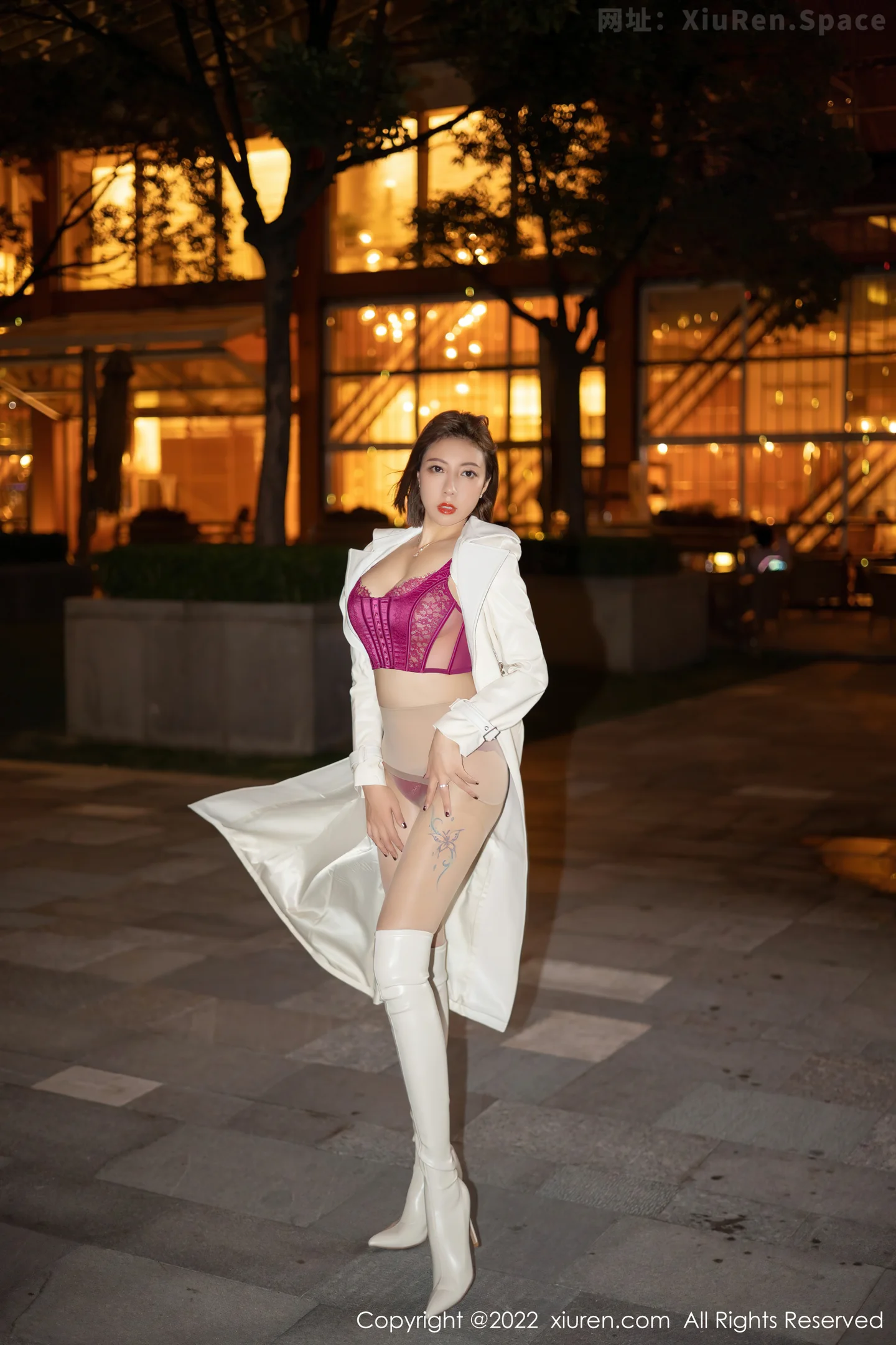 图片[4]-[XiuRen秀人网]VOL.4495 御姐果儿Victoria青海旅拍脱风衣露艳红色蕾丝内衣丰满诱惑写真64P-秀人网官方网站